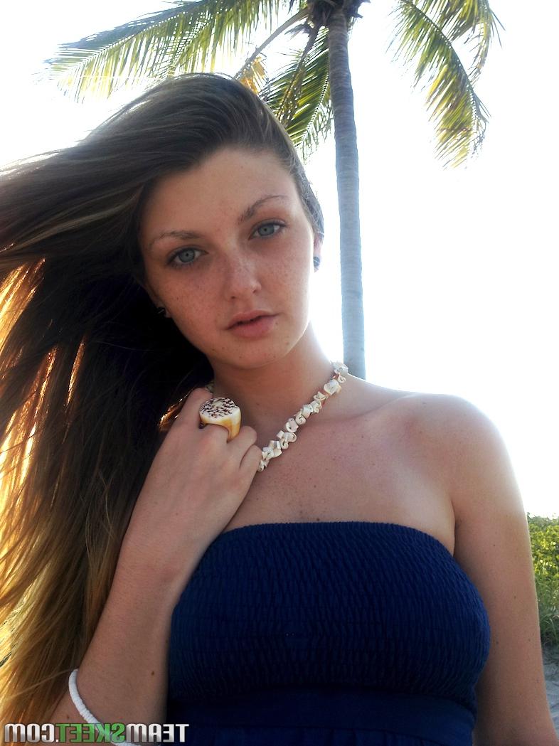 16P La elegante joven de ojos azules Staci Silverstone muestra su coño afeitado bajo la falda en la playa