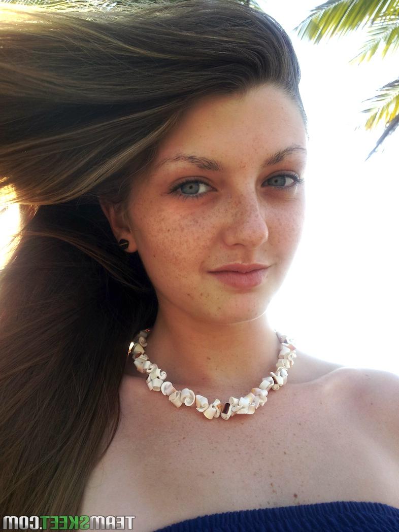 16P La elegante joven de ojos azules Staci Silverstone muestra su coño afeitado bajo la falda en la playa