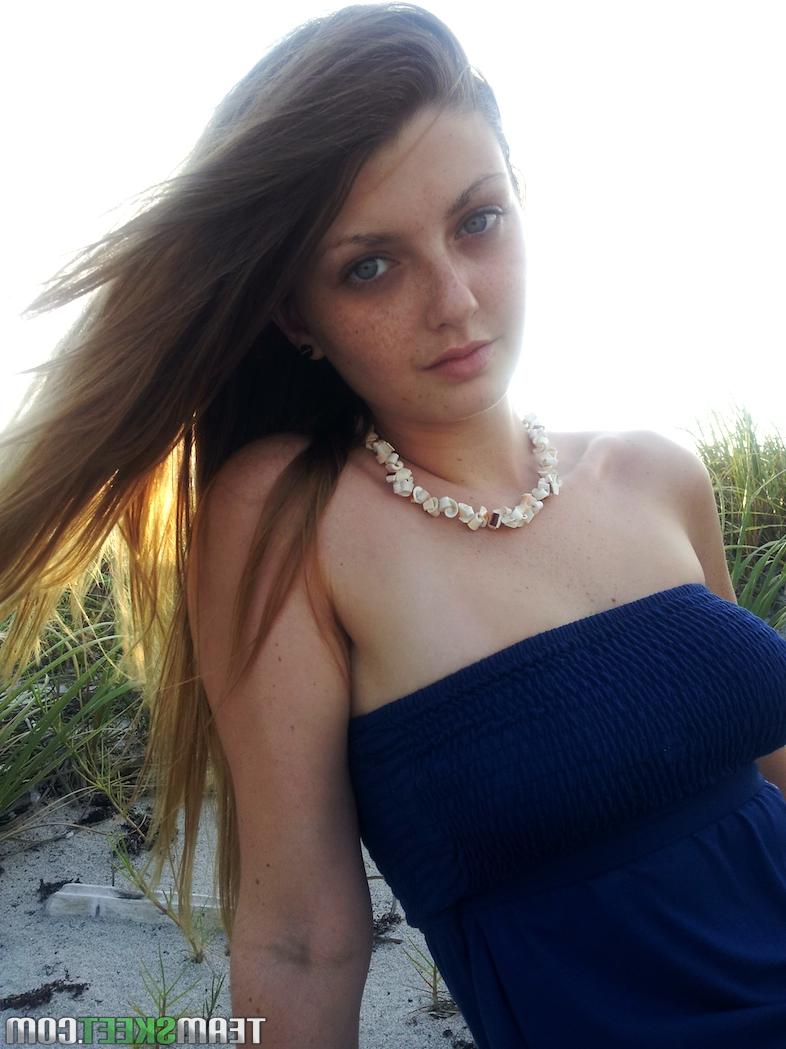 16P La elegante joven de ojos azules Staci Silverstone muestra su coño afeitado bajo la falda en la playa
