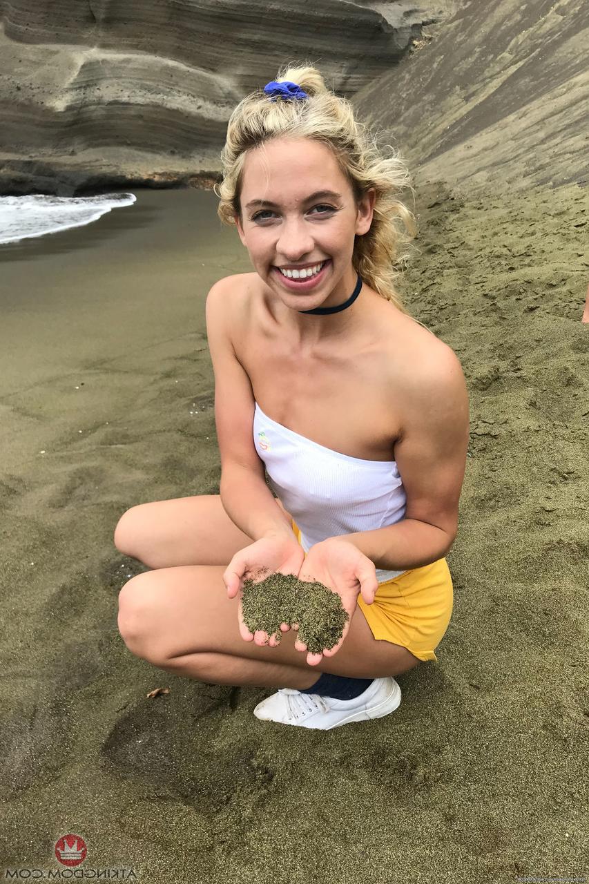 20P La pequeña Khloe Kapri posa vestida y desnuda en su recopilación