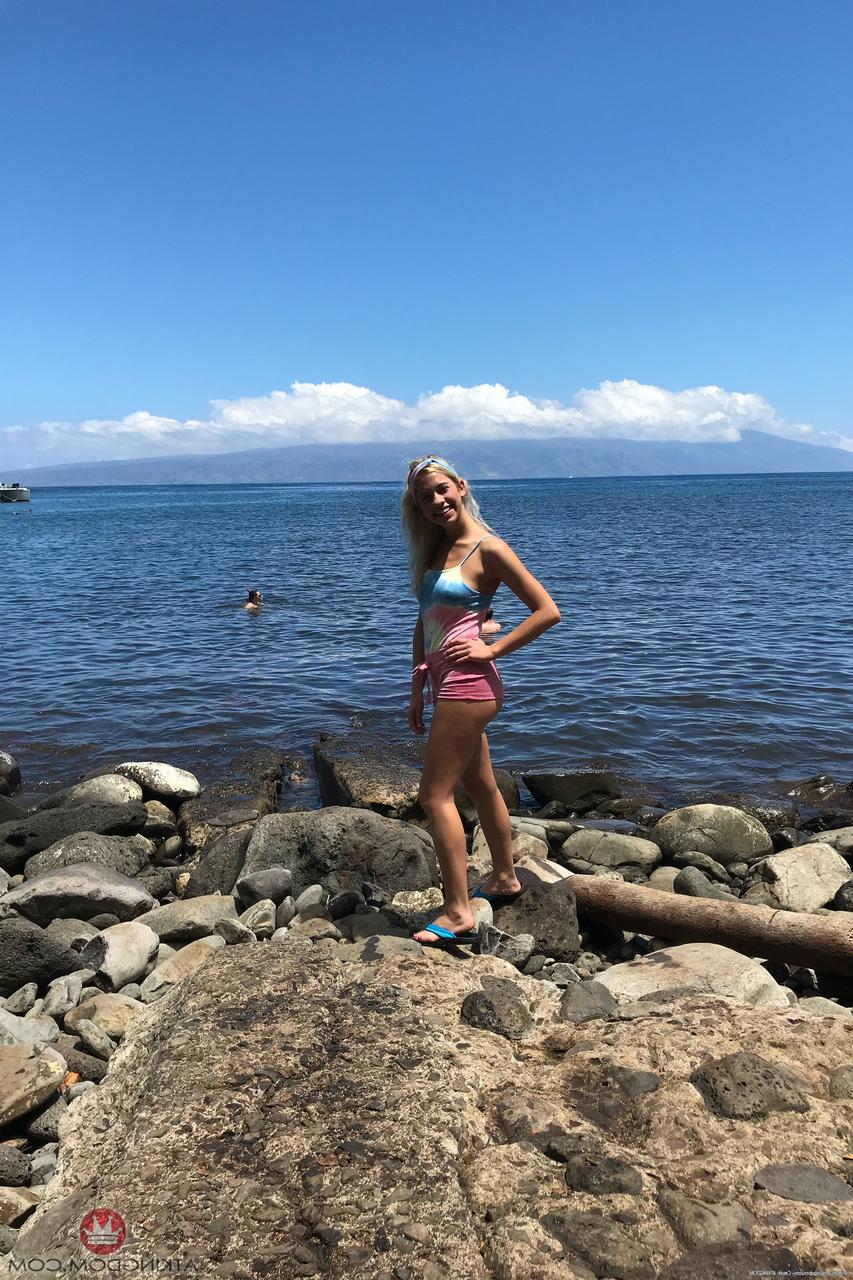 20P La pequeña Khloe Kapri posa vestida y desnuda en su recopilación
