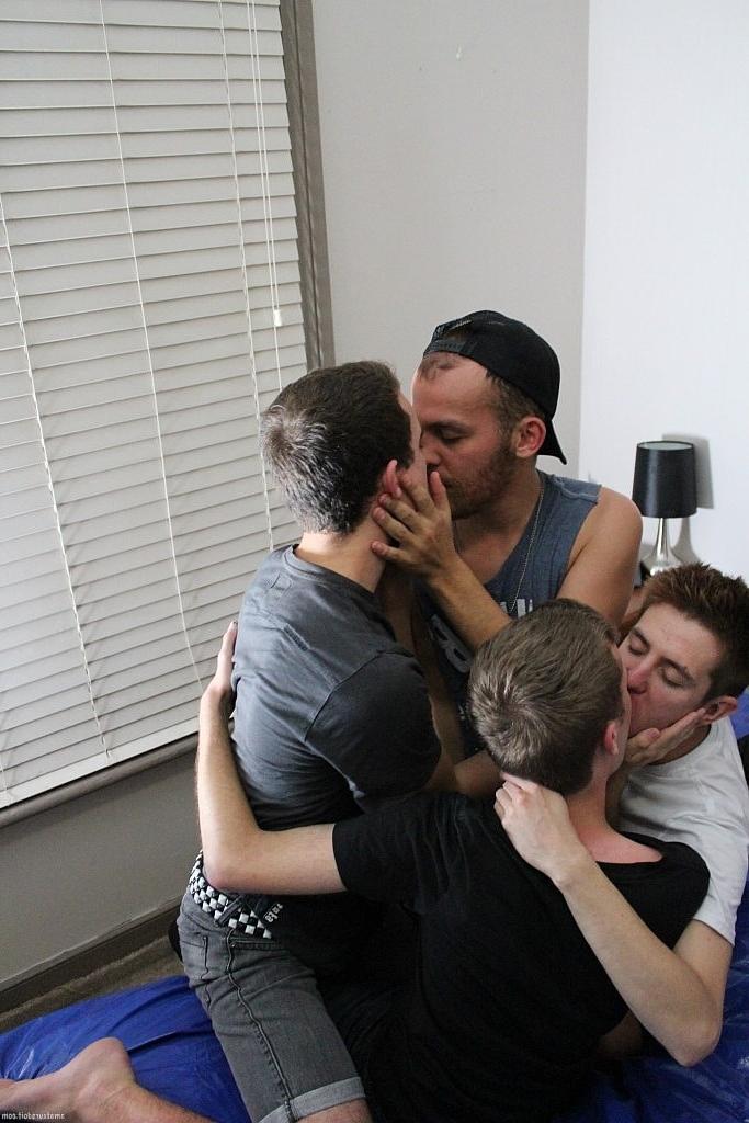 20P Casal gay Clay Dirt e Nic Naughty fazem um quarteto escaldante com jovens gostosos