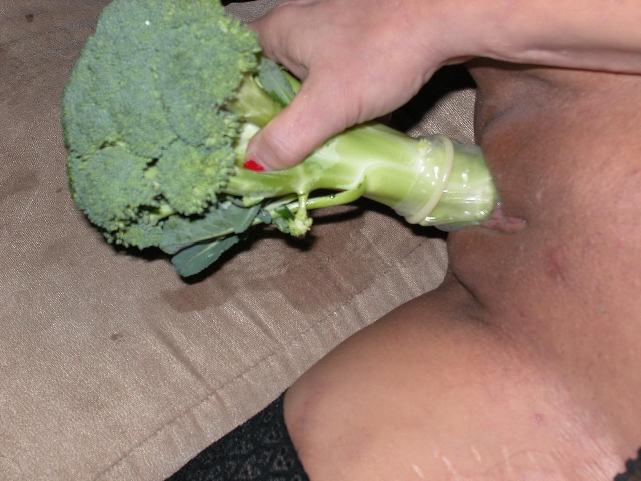 20P A empregada madura safada Vixen se masturba com vegetais em um solo excêntrico