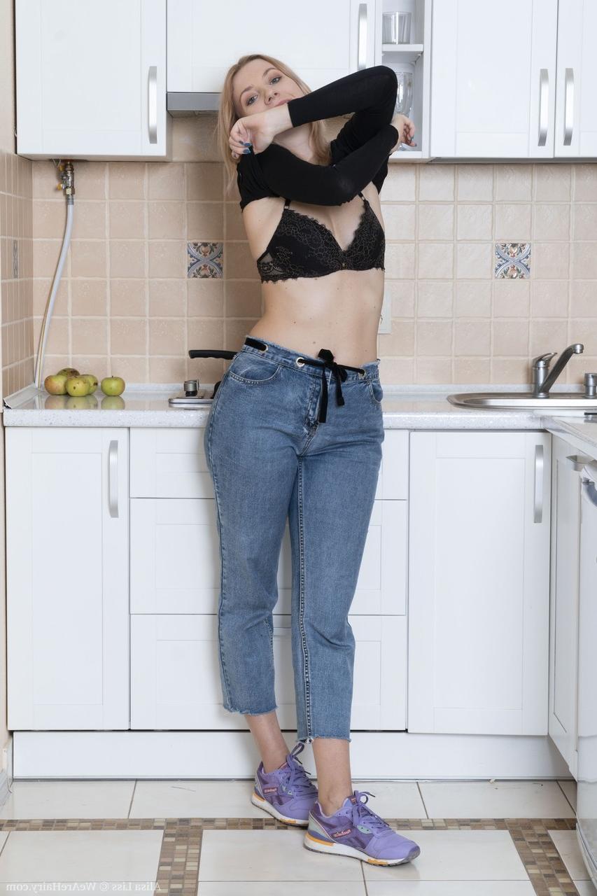 20P Gata amadora com uma bunda grande Alisa Liss esfrega seu molusco espesso depois de se despir