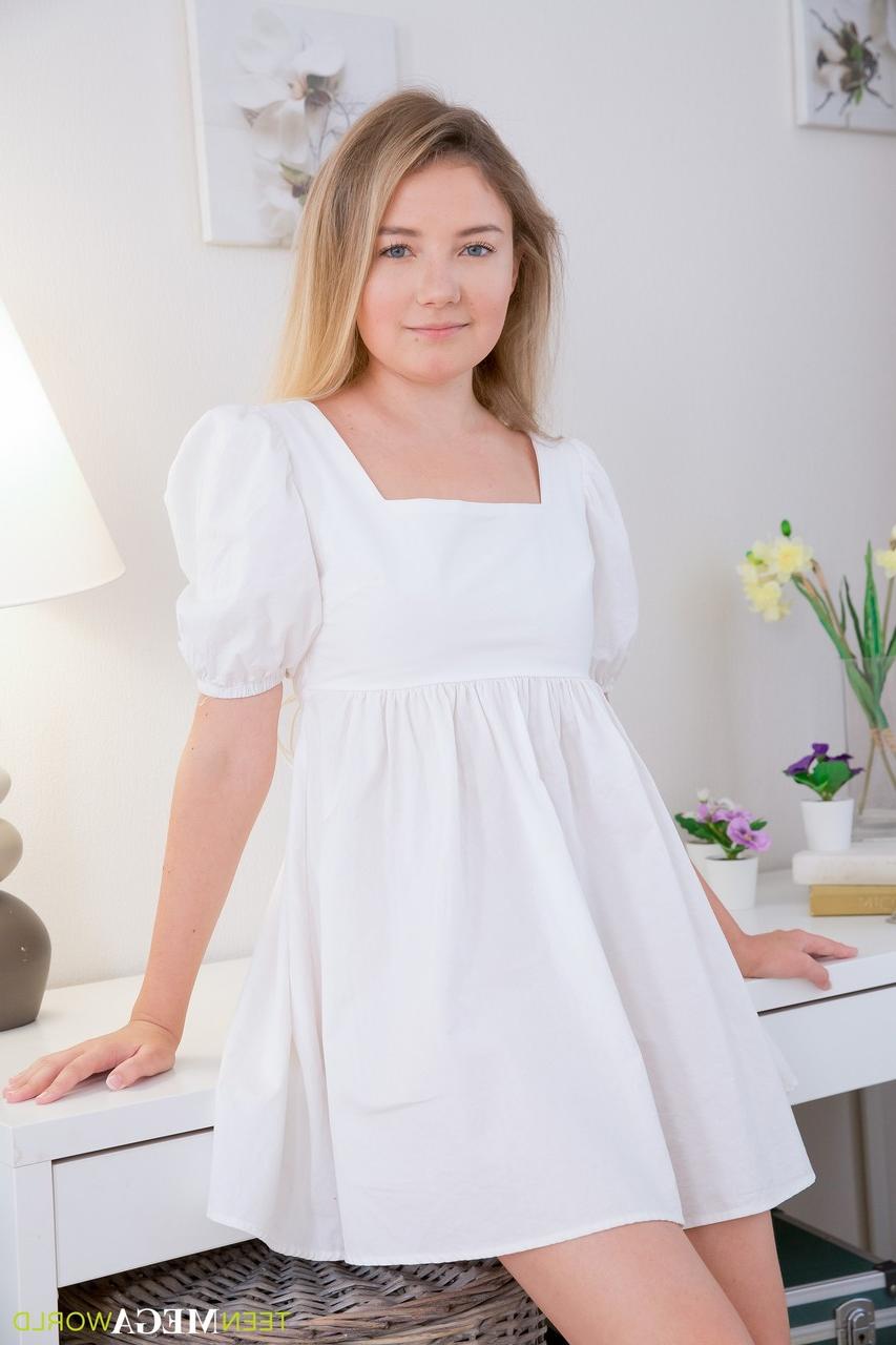 20P Doce adolescente em um vestido branco Luna Umberley leva uma pancada profunda na vulva