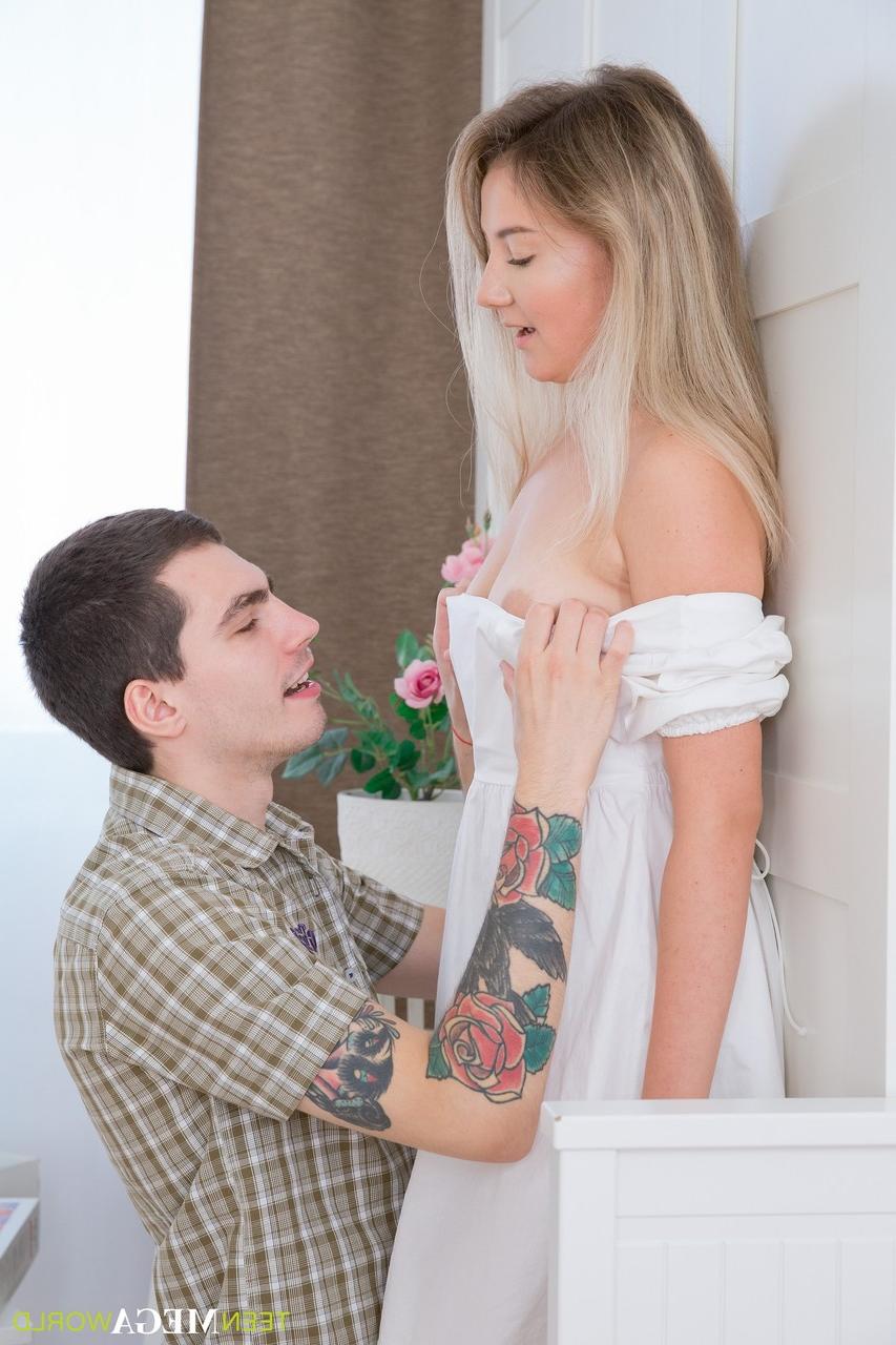 20P Doce adolescente em um vestido branco Luna Umberley leva uma pancada profunda na vulva