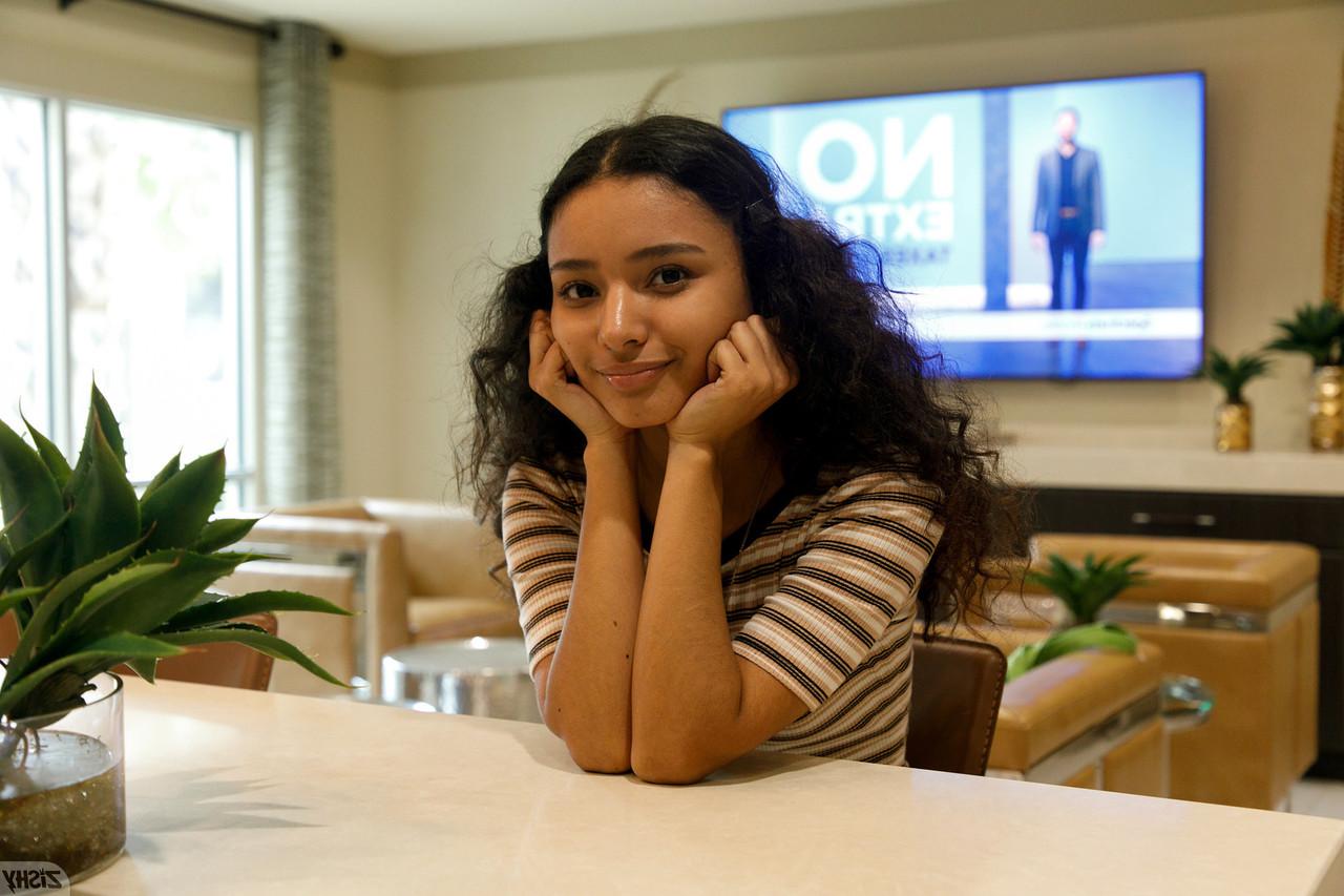 12P Exótica amadora Latina Renee Macias mostra seu grande saque e calcinha em público