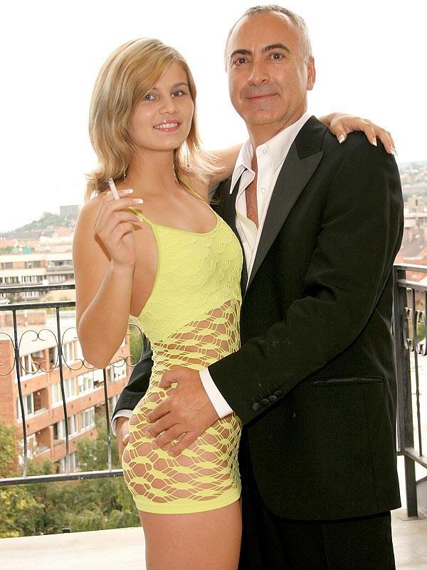19P A bela húngara cavalga o pau do marido mais velho como parte do contrato conjugal