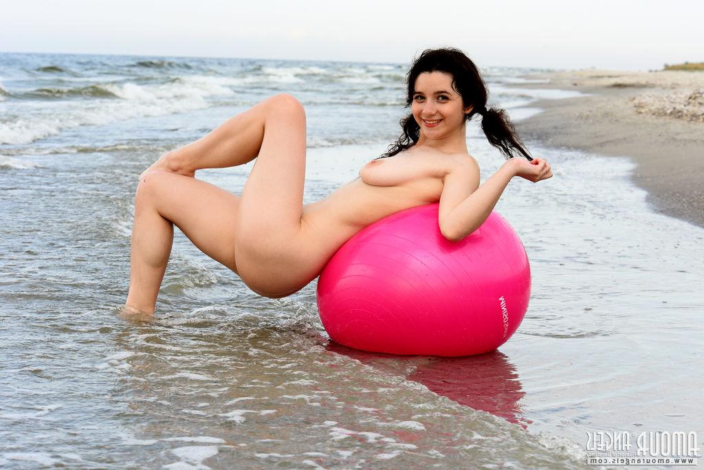 20P La linda morena Jennifer se desnuda totalmente cuando sube la marea