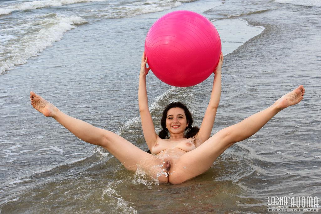 20P La linda morena Jennifer se desnuda totalmente cuando sube la marea
