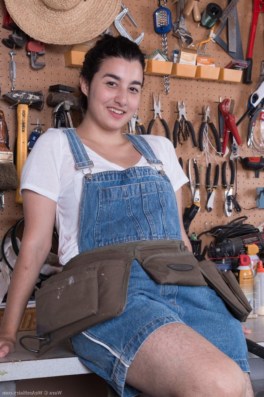 17P Garota excêntrica com vestido jeans Wara revela seu corpo gordinho e peludo