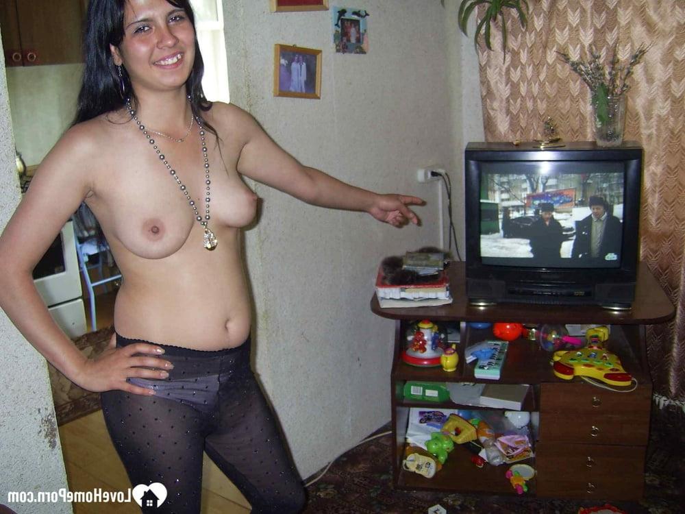 20P Une brune enlève sa chemise et montre ses beaux seins de jeune.