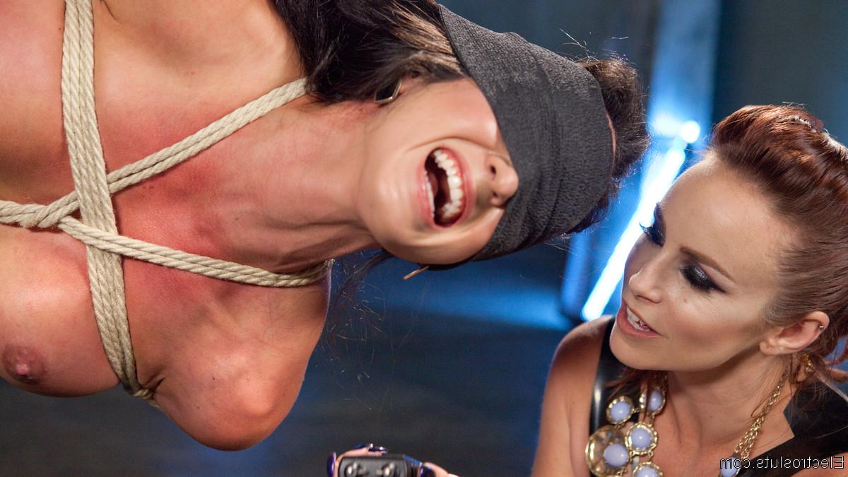 17P Die Lesben Bella Rossi und Virginia Tunnels spielen Seilaufhängungsspiele