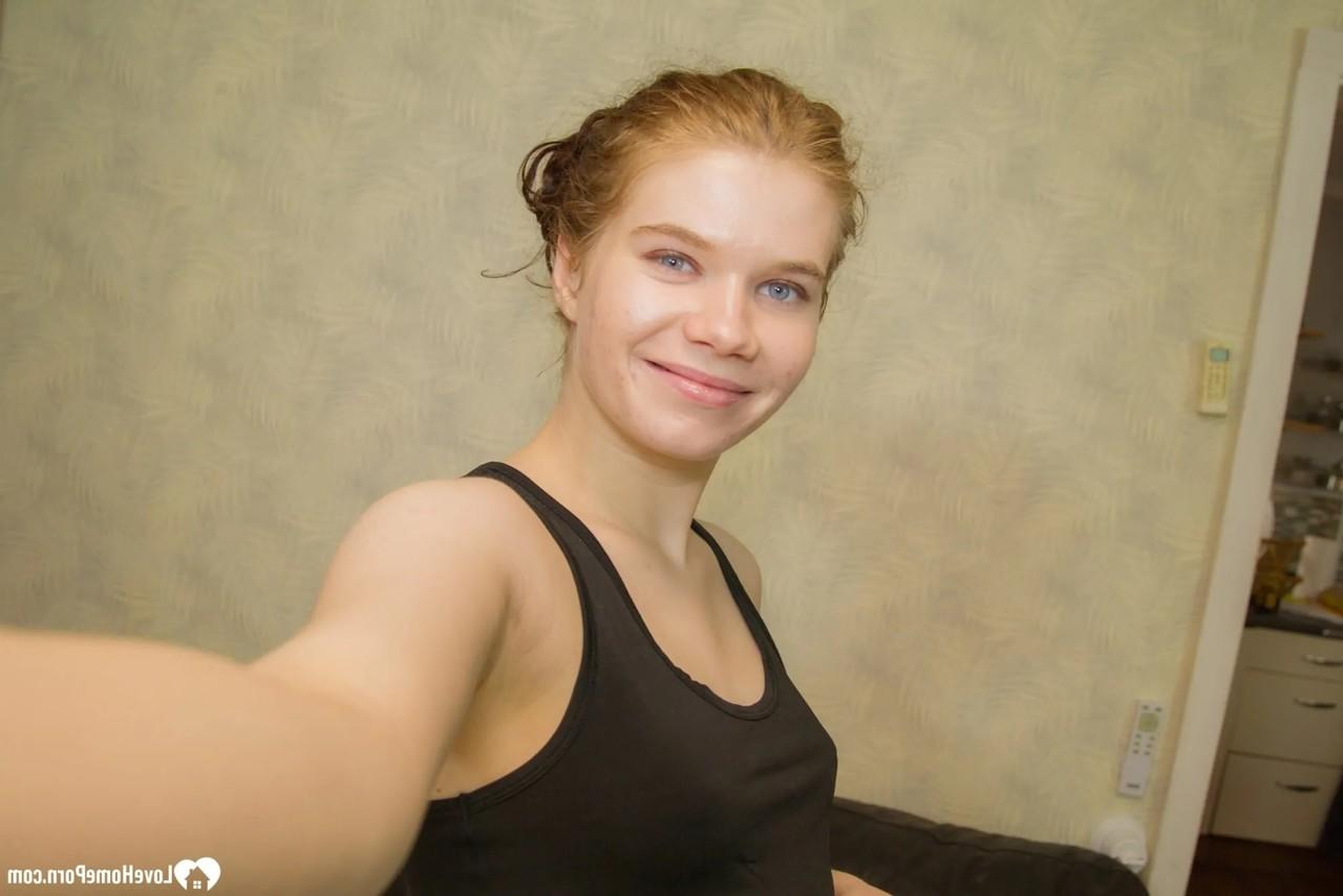 12P Gata grávida safada tira selfies nuas mostrando seus peitos pequenos