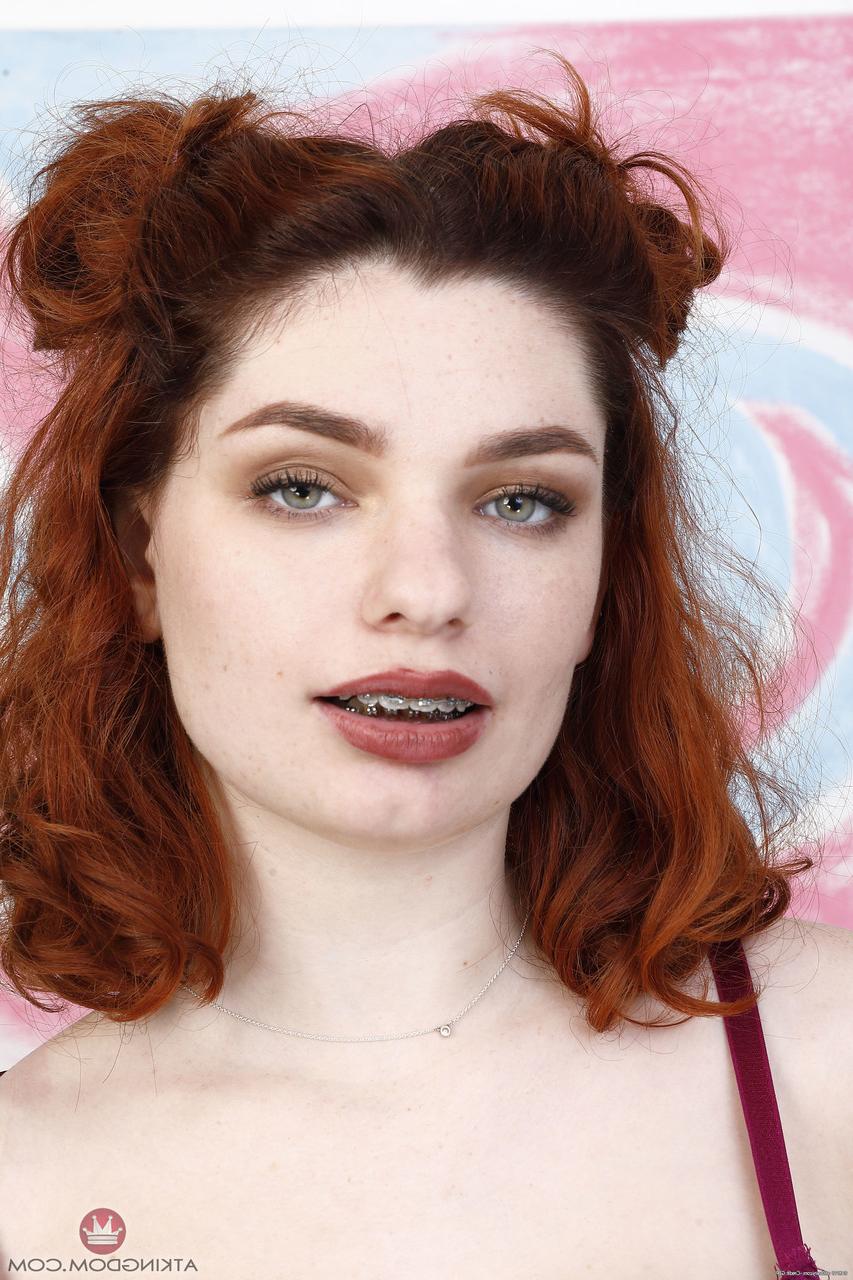20P La rousse empilée Annabel Redd exhibe ses gros seins et joue avec sa chatte poilue.