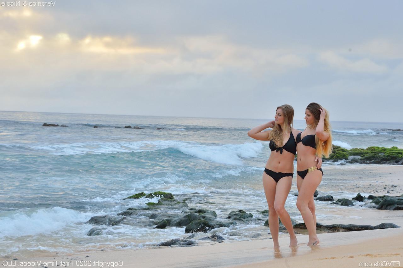 20P Las chicas sexy nicole y veronica muestran sus botines desnudas en la playa