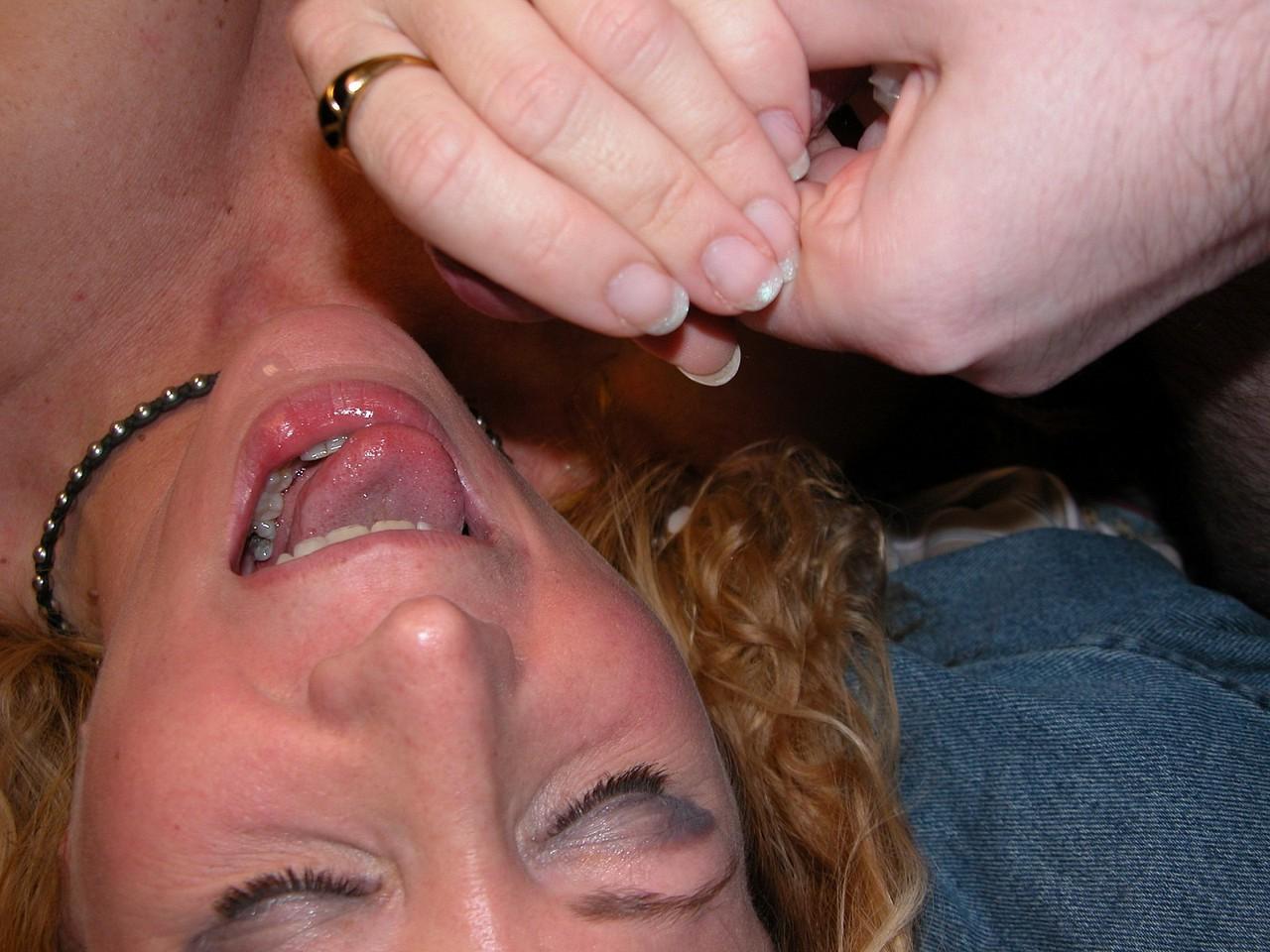 20P Blonde MILF in hohen schwarzen Stiefeln Annie fickt hart und schluckt Sperma
