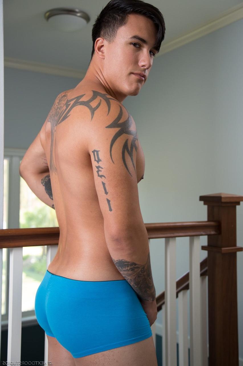 20P Gays sensuais com tatuagens Markie More e Trevor Miller transando na cama