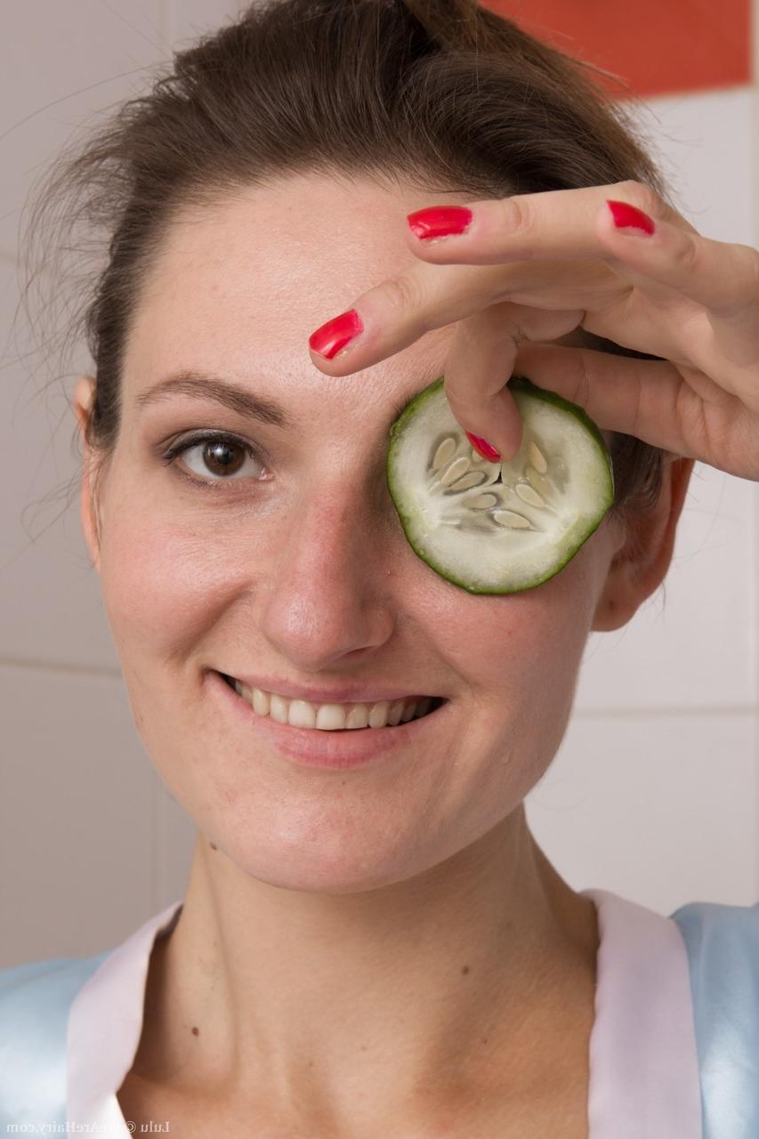 17P Mulher peluda enche a banheira com fatias de pepino antes do banho