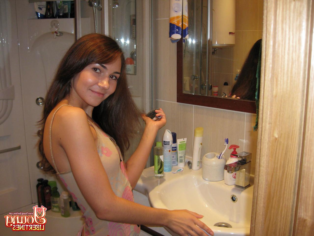 17P O cara empala e facializa a adorável garota Stacy Snake no banheiro