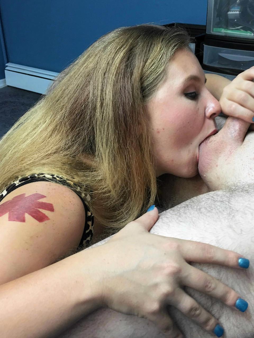 20P La rubia Dani Arcadia hace una mamada caliente y una paja cubana antes de mostrar su gran culo