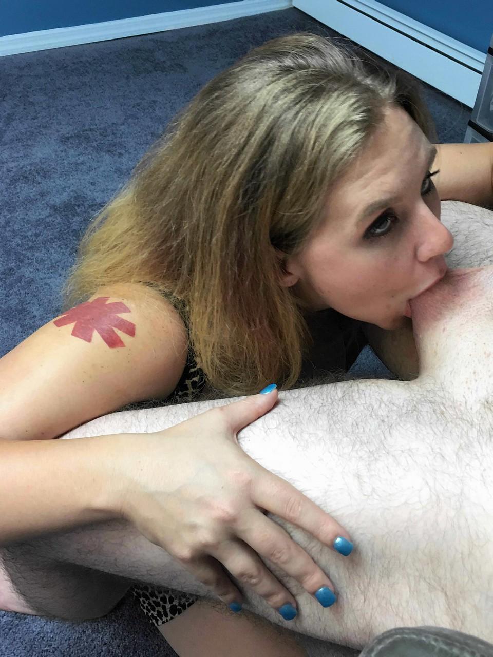 20P La rubia Dani Arcadia hace una mamada caliente y una paja cubana antes de mostrar su gran culo