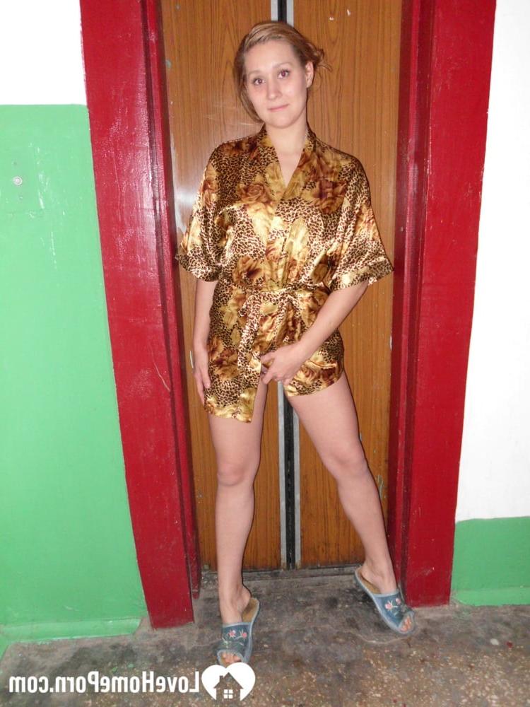 20P Loira posa nua e com sua camisola dourada no corredor do prédio