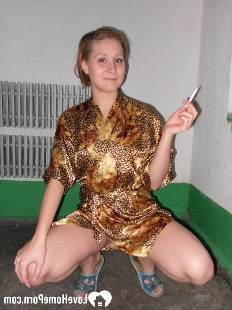 20P Loira posa nua e com sua camisola dourada no corredor do prédio