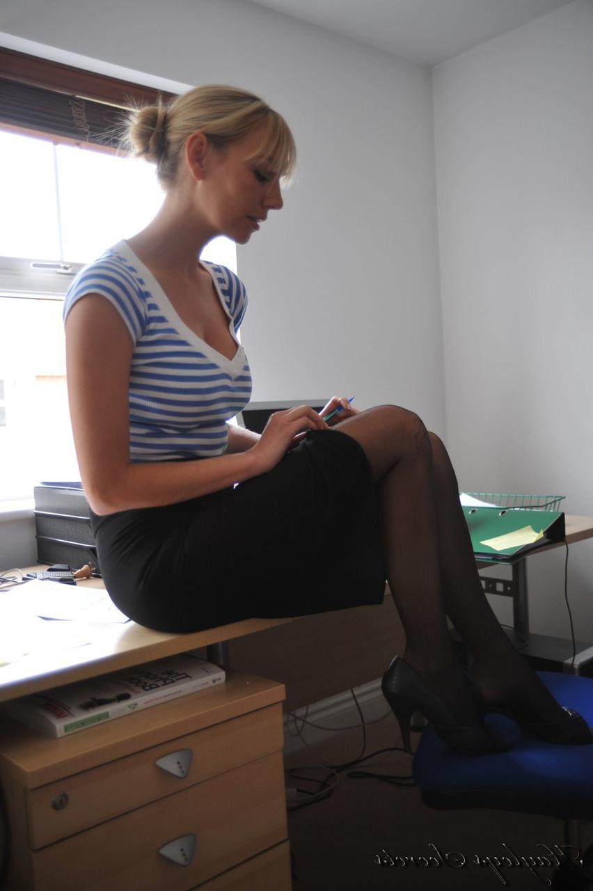 12P La MILF blonde Hayley Marie Coppin dévoile ses jolis seins tout en portant des bas.