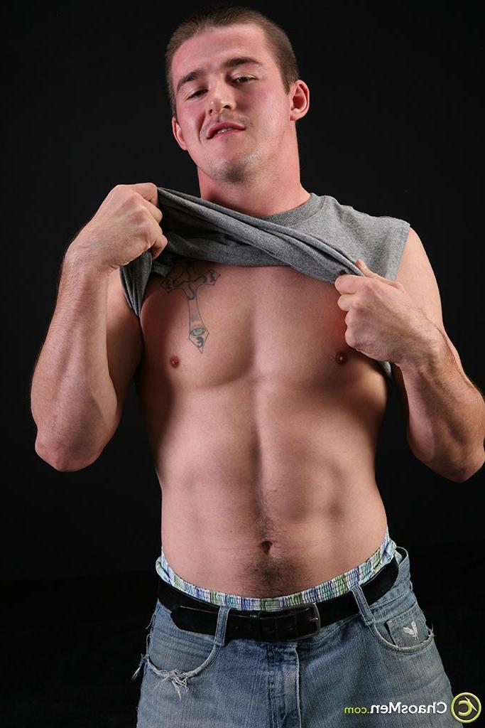 20P Billy, un garçon gay amateur, se déshabille et se débarrasse de sa bite poilue et de son butin serré