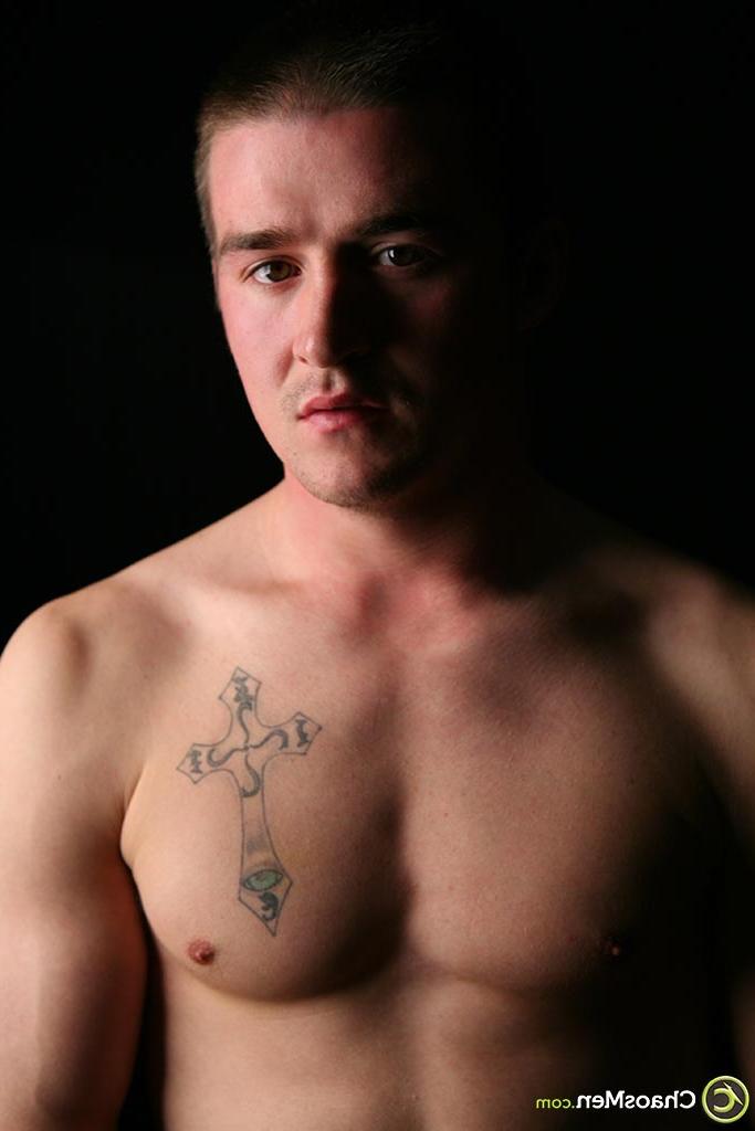 20P Billy, un garçon gay amateur, se déshabille et se débarrasse de sa bite poilue et de son butin serré