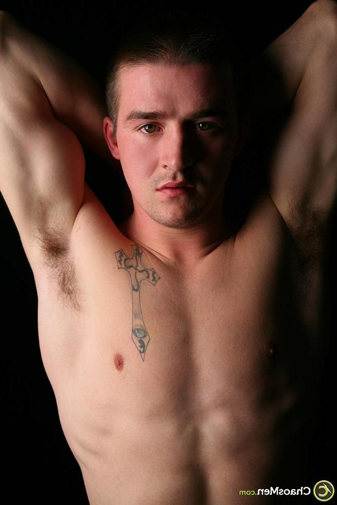 20P Billy, un garçon gay amateur, se déshabille et se débarrasse de sa bite poilue et de son butin serré