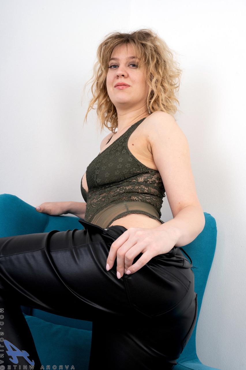 20P La chaude MILF amateur Avrora White touche son gros butin et sa chatte taillée.