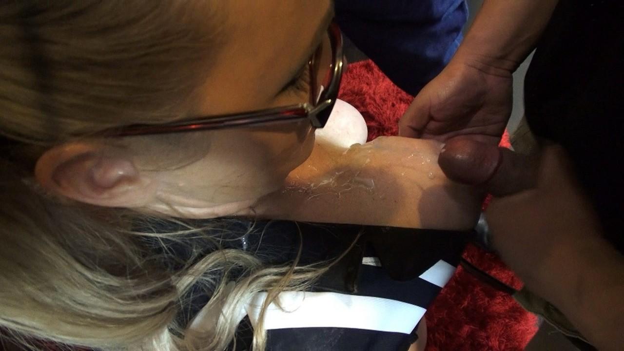 17P A amadora gorda Dee Siren tira gozadas nos peitos enquanto usa traje de árbitro