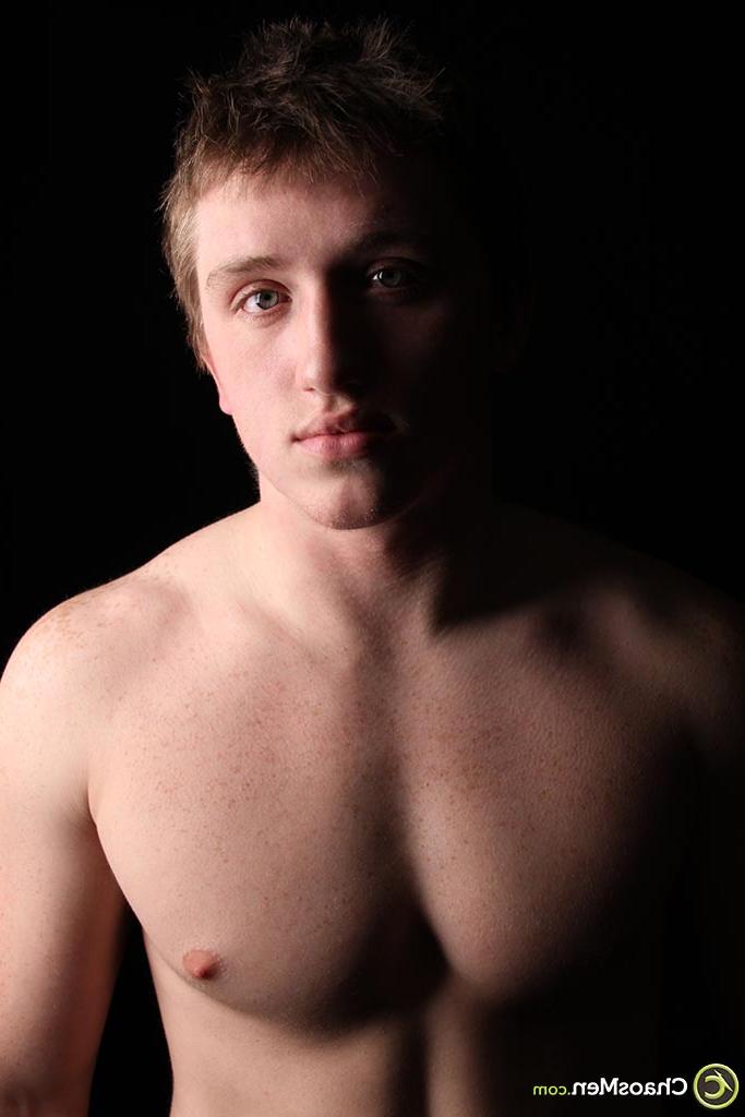 20P Das schwule Amateur-Model Joel stellt in einem Solo seinen steifen Penis und seinen engen Hintern zur Schau
