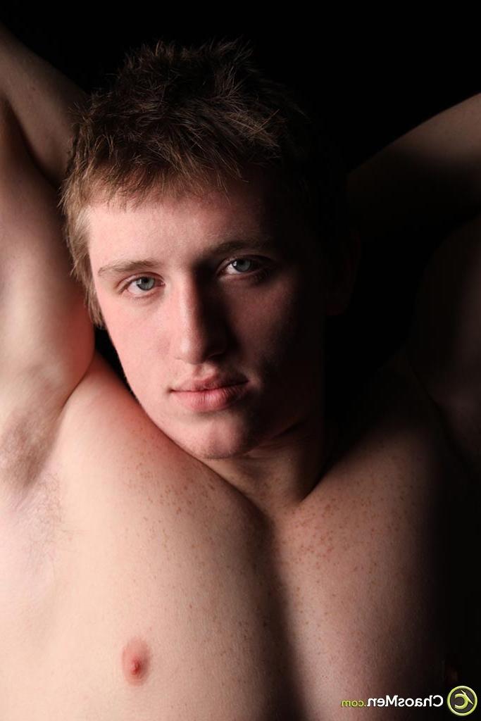 20P Das schwule Amateur-Model Joel stellt in einem Solo seinen steifen Penis und seinen engen Hintern zur Schau