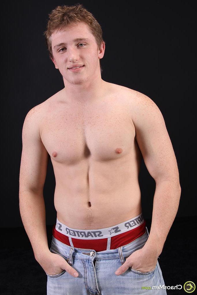 20P Das schwule Amateur-Model Joel stellt in einem Solo seinen steifen Penis und seinen engen Hintern zur Schau