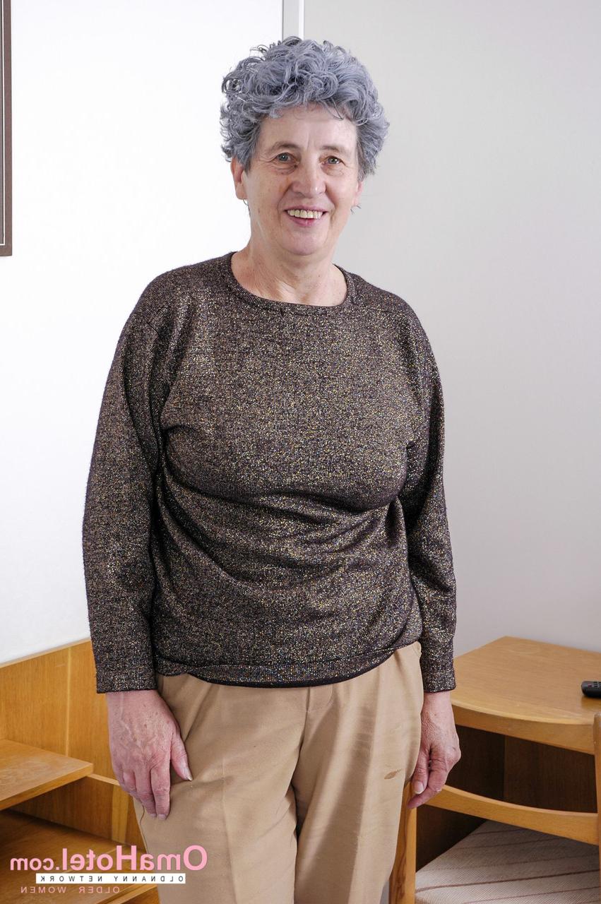 20P La abuela con grandes tetas Shooting Star se desnuda y juega con un consolador