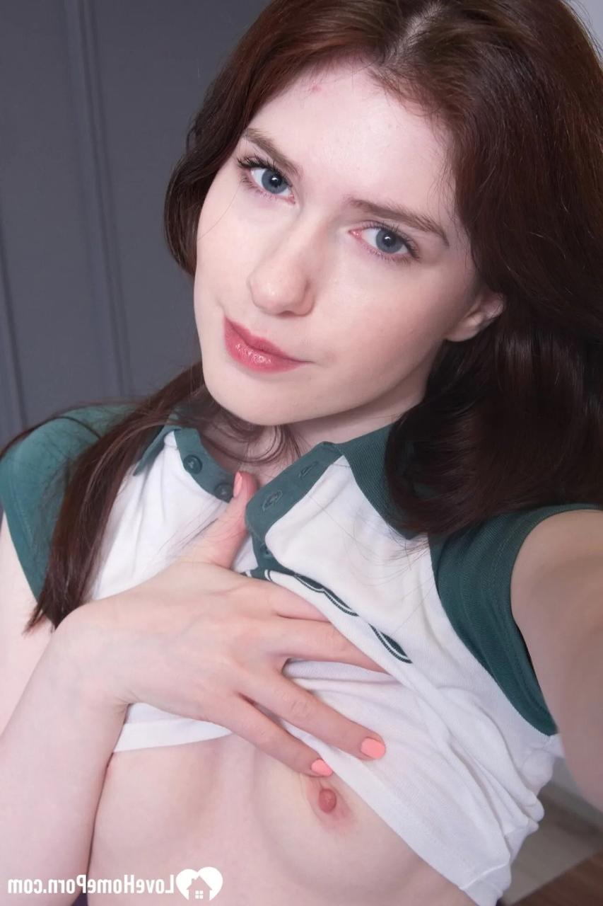 20P Morena amateur muestra sus pequeñas tetas y se toma selfies sexys