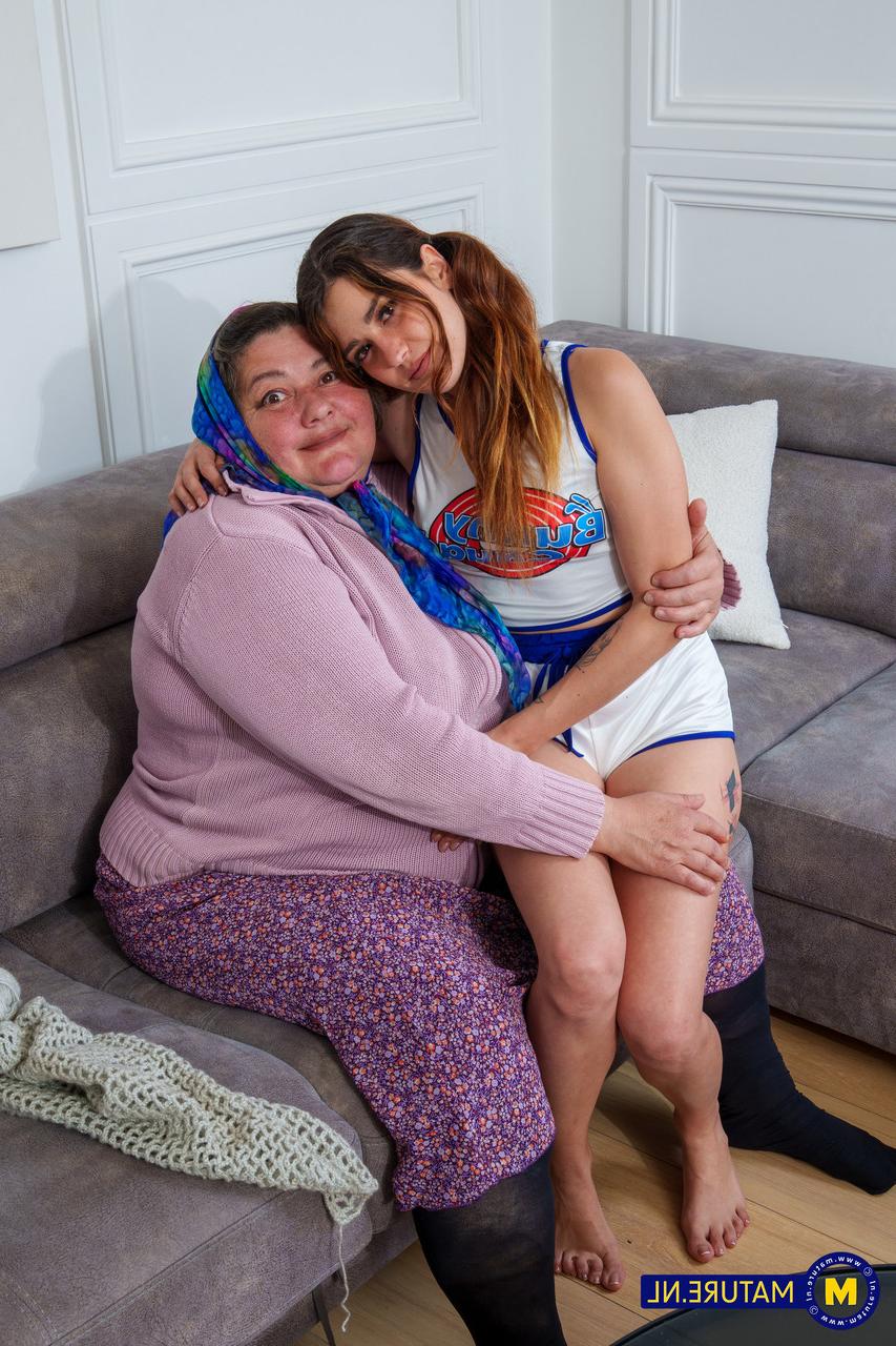 10P La mujer mayor obesa Edina tiene sexo lésbico con la joven Valentina Lapiedra