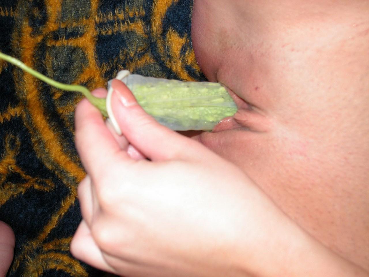 20P A amadora safada Belle brinca com sua buceta raspada com vegetais em um solo excêntrico
