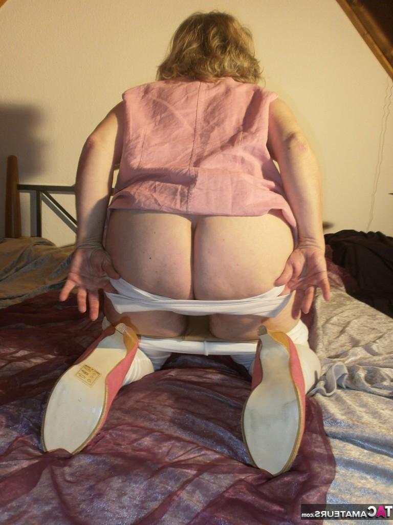 20P A amadora mais velha Caro leva um brinquedo sexual para sua buceta natural em cima da cama
