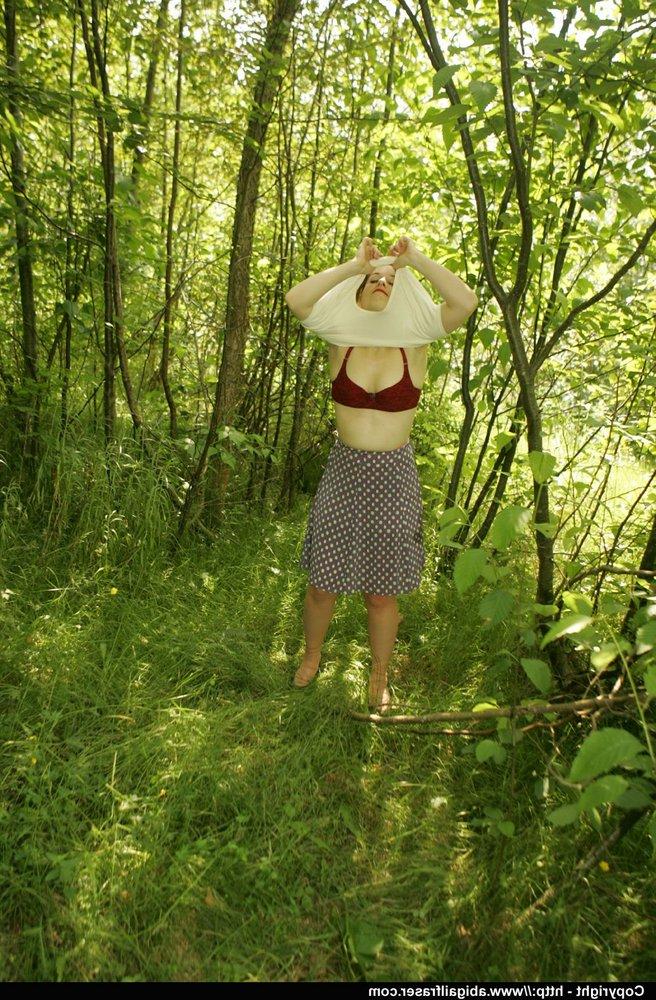 12P Une amatrice rousse enlève sa culotte en satin dans les bois avant de s'habiller.