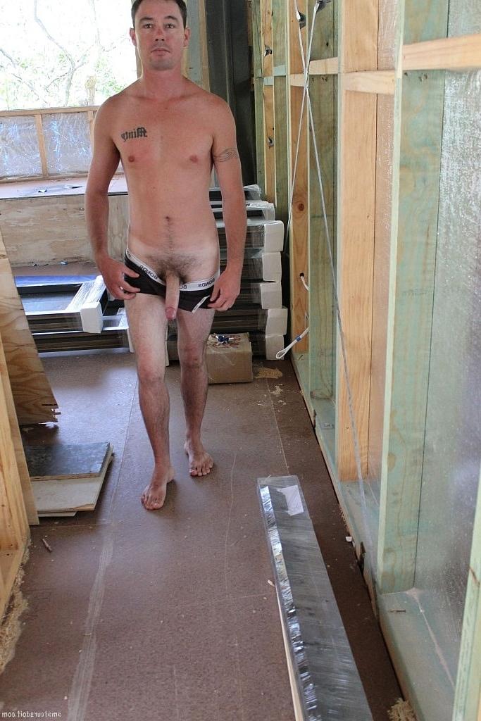 20P O gay amador Noah Bulge tira a calça jeans e a camisa e brinca com o cu em um solo