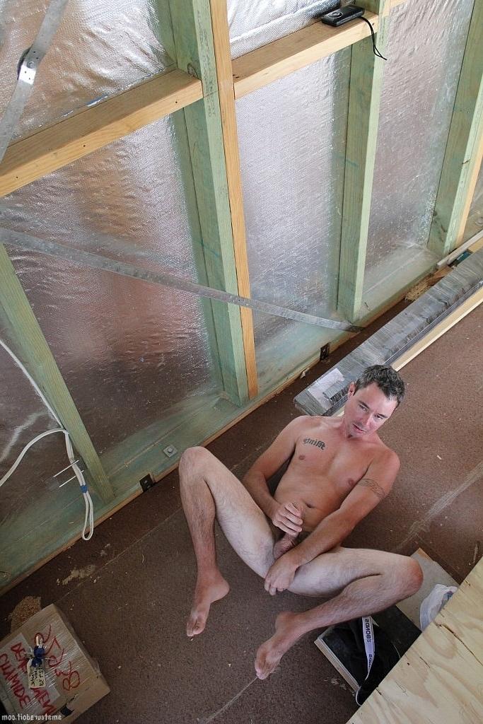 20P O gay amador Noah Bulge tira a calça jeans e a camisa e brinca com o cu em um solo