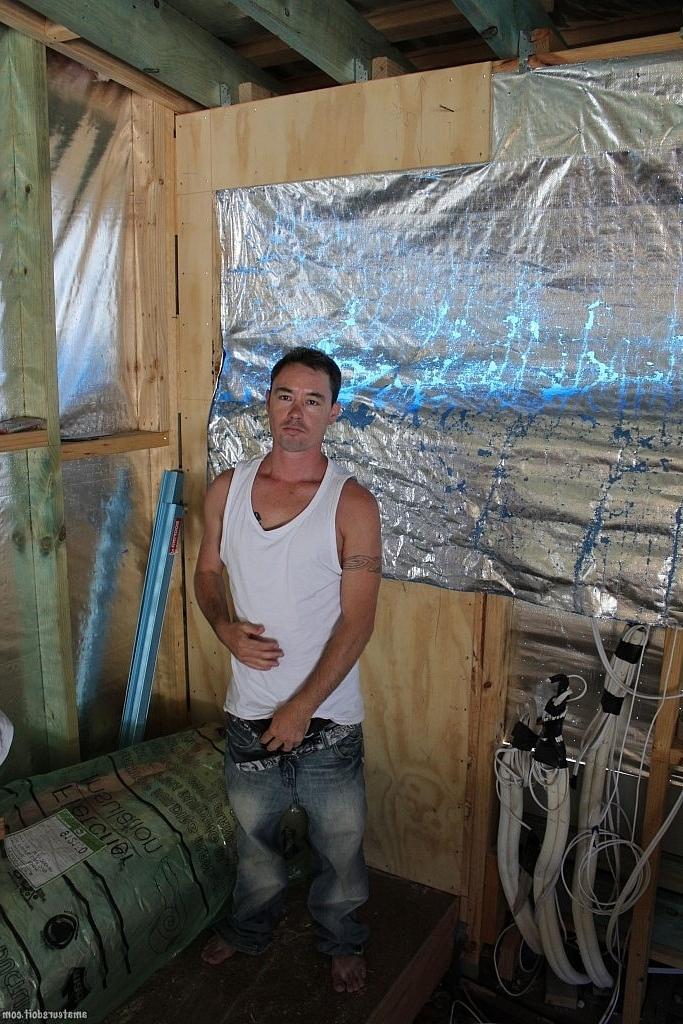 20P O gay amador Noah Bulge tira a calça jeans e a camisa e brinca com o cu em um solo
