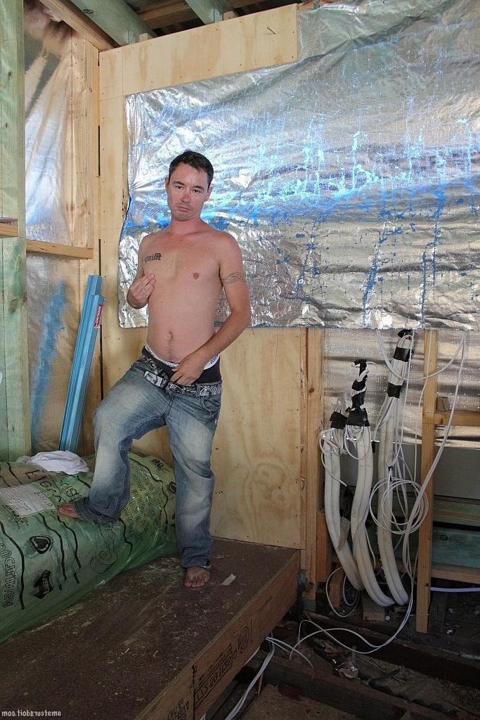 20P O gay amador Noah Bulge tira a calça jeans e a camisa e brinca com o cu em um solo