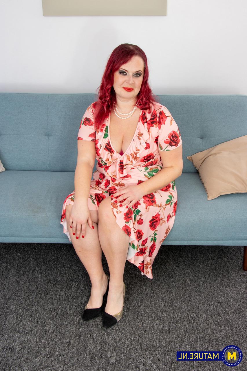 10P Juliet Redhead, mulher de meia-idade com excesso de peso, fica nua enquanto se masturba