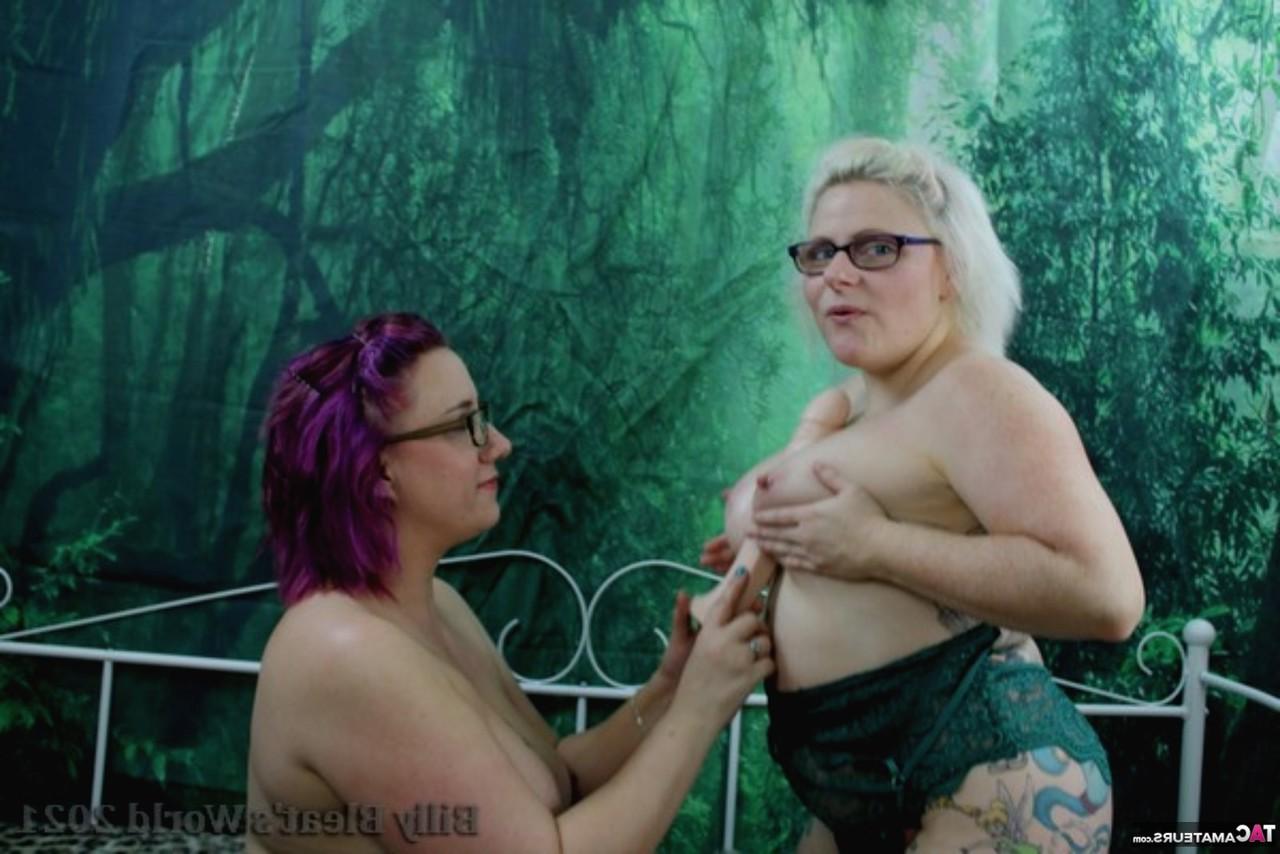 16P Die übergewichtige Britin Mollie Foxxx gönnt sich lesbische Spiele mit ihrem Liebhaber