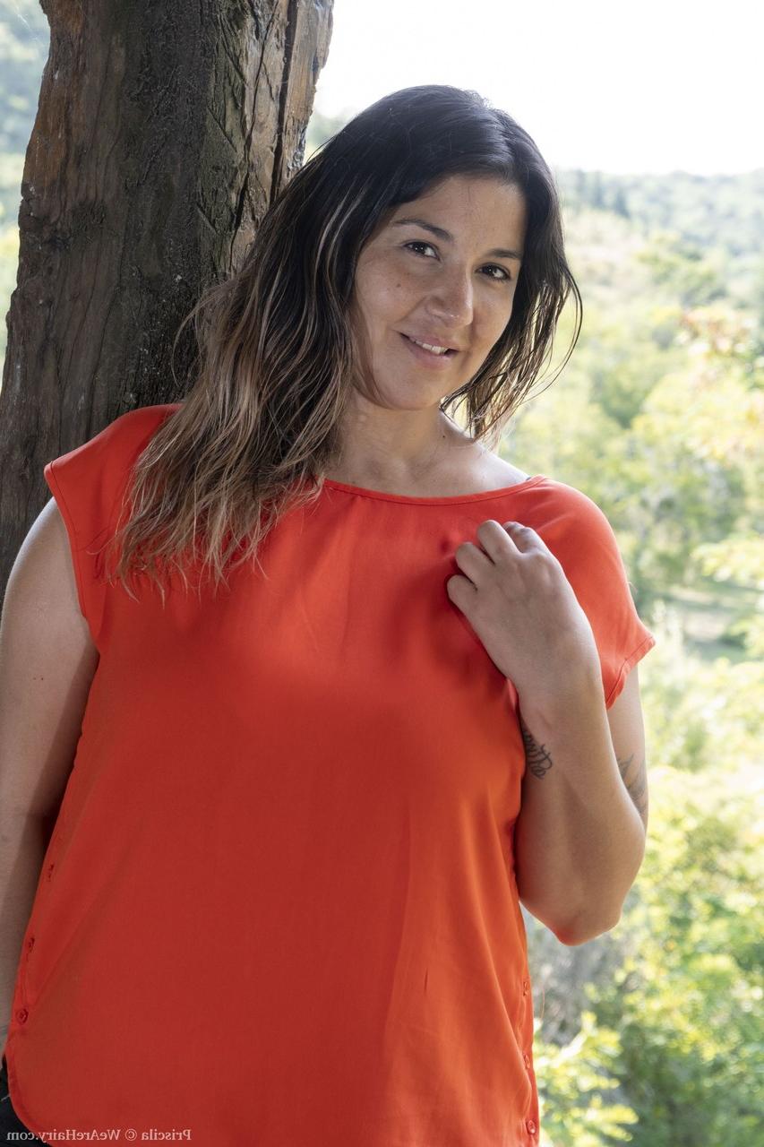 20P Priscila amadora gordinha tira sua lingerie preta e espalha sua buceta peluda
